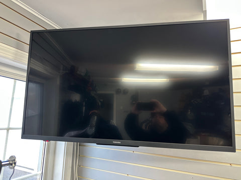 Toshiba 43" 4K UHD HDR LED Smart TV (43LF621C21) - Fire TV Edition with Wallmount